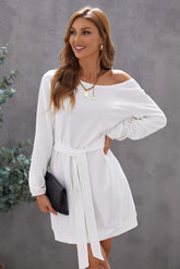 Robe à manches longues avec ceinture et col bateau